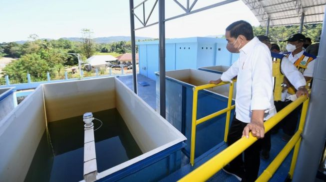 Presiden Joko Widodo atau Jokowi saat meninjau sistem penyediaan air minum (SPAM) Wae Mese II di Kabupaten Manggarai Barat, Nusa Tenggara Timur (NTT), Jumat (22/7/2022). (Lukas - Biro Pers Sekretariat Presiden)