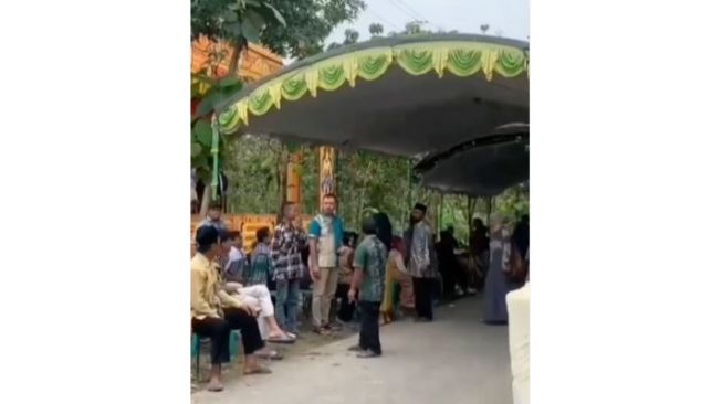 Truk Tak Bisa Lewat Jalan Diblokade Tenda Pesta Nikah: Siapa yang Salah?