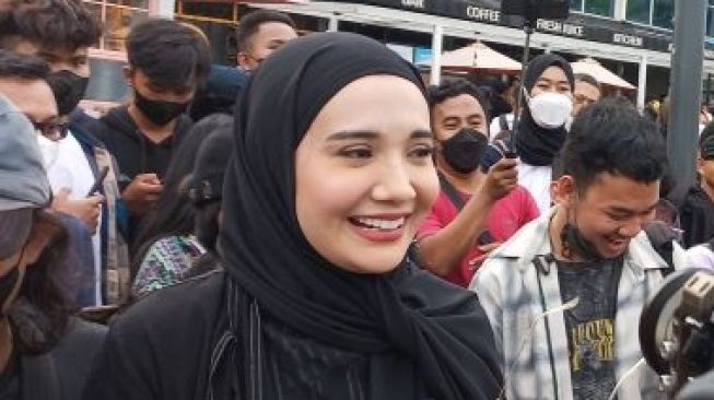 Zaskia Sungkar hadir di Citayam Fashion Week Sudirman. (Dok. Dini/Suara.com)