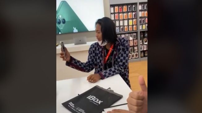 Bonge Unboxing iPhone Terbaru, Warganet: Nasib Orang Nggak Ada yang Tahu