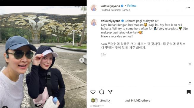 Foto:  Intip 5 Potret Ayana Moon Gantikan Hijab dengan Topi dan Jaket