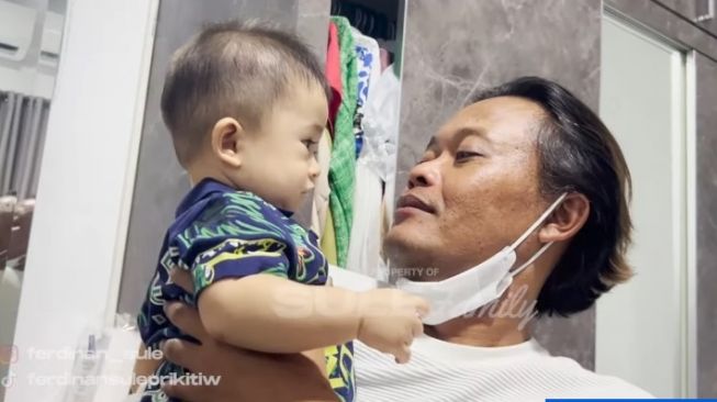 Video Call dengan Adzam, Sule Tak Kuasa Tahan Kesedihan