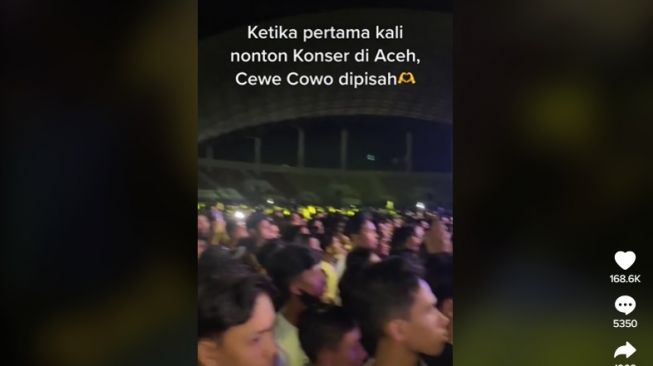 Suasana konser musik di Aceh, lelaki dan perempuan terpisah. [TikTok]