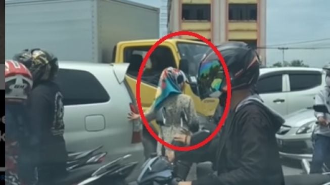 Emak-Emak Turun ke Jalan Urai Kemacetan Lalu Lintas, Publik Salut