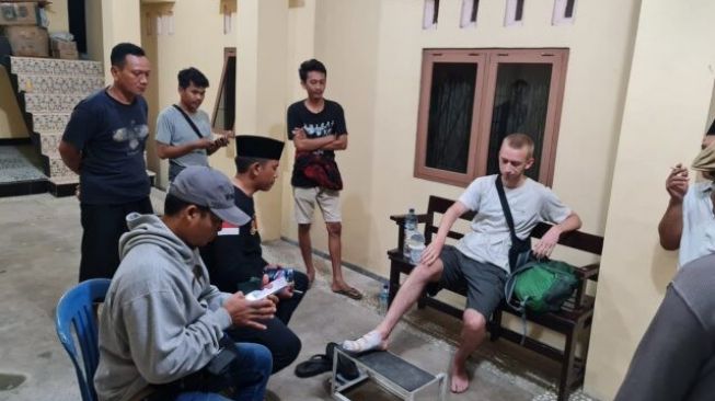 Pulang Berwisata dari Pantai Pink Wisatawan Asal Inggris Dibegal