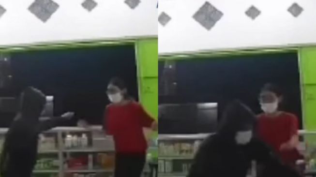 Viral, Aksi Pria Ancam Wanita Penjaga Apotek Pakai Kelewang, Handphone Korban Raib