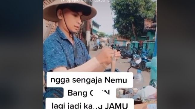 Viral penjual jamu mirip Nico Al Hakim alias Okin. 