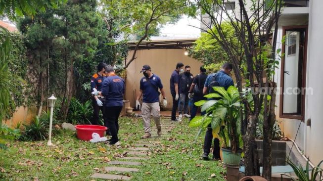 Kepolisian menggelar prarekonstruksi kasus penembakan Brigadir J di rumah dinas Kadiv Propam nonaktif, Irjen Ferdy Sambo, di kawasan kawasan Duren Tiga, Jakarta Selatan, Sabtu (23/7/2022). [Suara.com/Yosea Arga Pramudita]