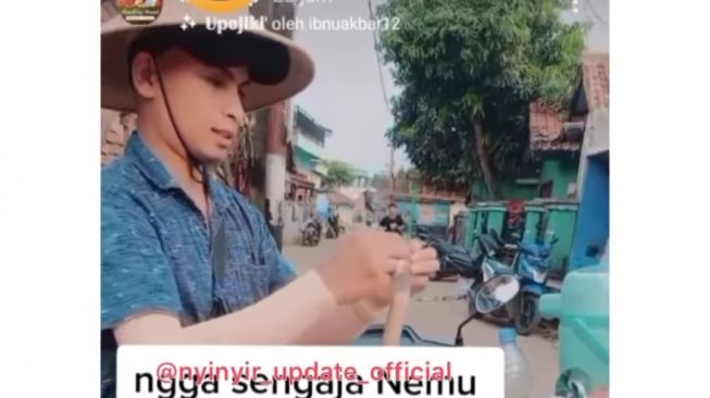 tukang jamu mirip Okin (Instagram/@rumpi_gosip)