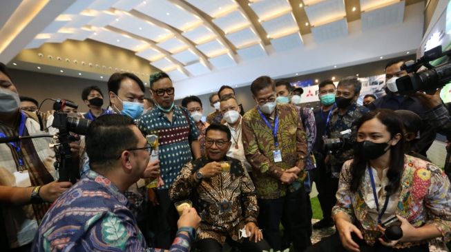 Moeldoko  Jatuh Cinta dengan Kopi Pengalengan Milik UMKM Binaan PLN di PEVS 2022