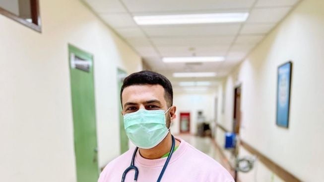 Potret Dokter Yislam Kakak Fadil Jaidi (instagram/@yislamaljaidi)