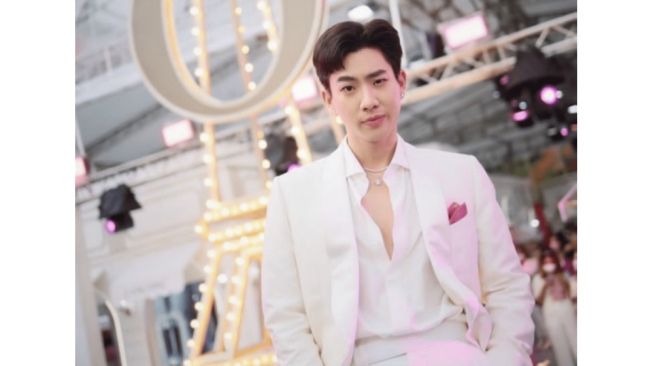10 Potret Menawan Off Jumpol, The Most Handsome Thai Actor 2022