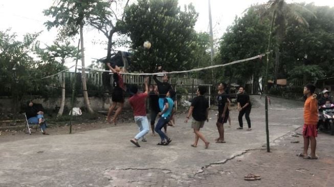 Anak-anak saat bermain di Asrama Transito, Mataram, Lombok, Sabtu (23/7/2022) (Suara.com/Toni Hermawan)