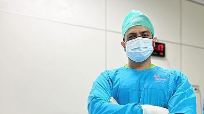 Potret Dokter Yislam Kakak Fadil Jaidi (instagram/@yislamaljaidi)