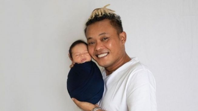 Potret Sule momong Baby Adzam (Instagram/ferdinan_sule)