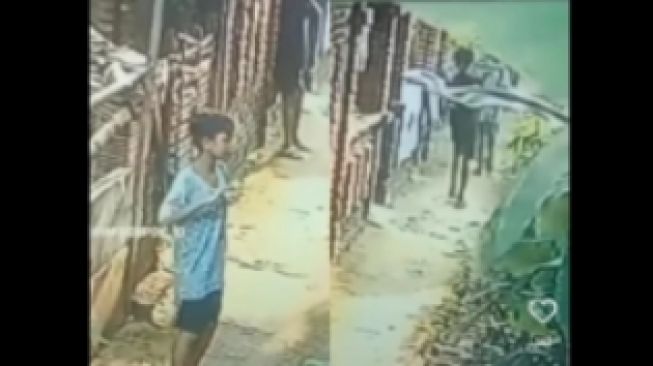 Miris, Dua Remaja Terekam CCTV Curi Pagar Besi Rumah Warga di Citayam