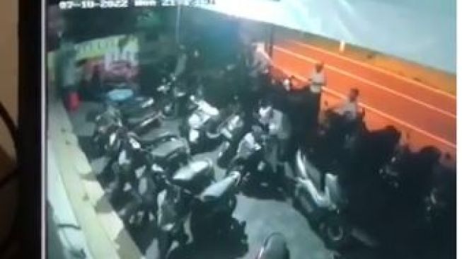 Sekelompok Remaja Beraksi di Parkiran Saat Pementasan Calonarang Terekam CCTV