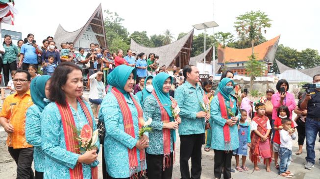 Ketum TP PKK Tekankan Pentingnya Kesehatan saat Sambangi Kampung Ulos Samosir