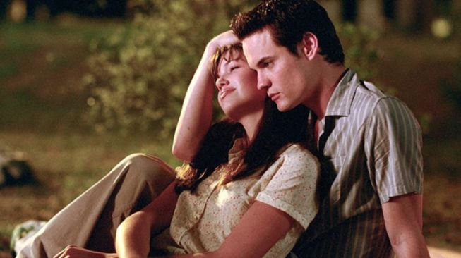 Ulasan Film A Walk to Remember, Ketika Cinta Mampu Mengubah Jalan Hidup