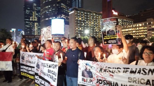 aksi 1.000 lilin untuk Brigadir J digelar di Bundaran HI, Jakarta Pusat, Jumat (22/7/2022) malam. [ANTARA]