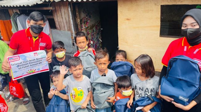 Sambut Hari Anak Nasional, Konsumen Alfamart Bagikan Ribuan Perlengkapan Sekolah