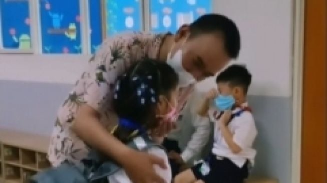 6 Momen Ruben Onsu Antar Thalia Sekolah, Bikin Haru Warganet