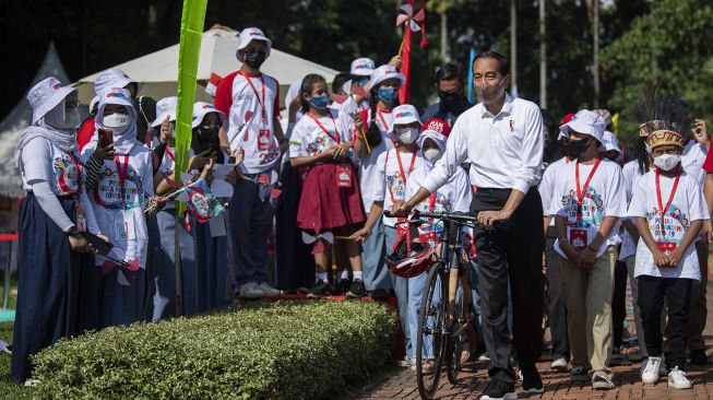 Presiden Jokowi Bawa Sepeda saat Hadiri Peringatan Hari Anak Nasional