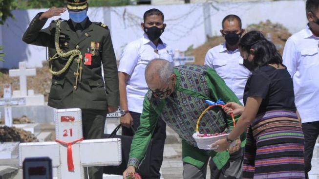 Ziarah ke TMP Kupang, Ramos Horta Doa di Makam Mantan Gubernur Timor Timur Periode 1992-1999