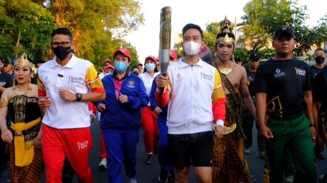 Tak Hanya Gibran, Sandiaga Uno dan Sejumlah Artis Ramaikan Torch Relay ASEAN Para Games 2022