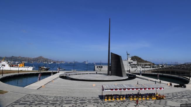 Warga berjalan di kawasan Waterfront yang menjadi salah satu ikon baru Labuan Bajo di Pantai Marina, Labuan Bajo, NTT, Sabtu (23/7/2022). [ANTARA FOTO/Indrianto Eko Suwarso/wsj]
