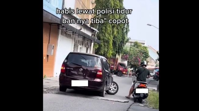 Ban depan Nissan Livina copot gegara melintas di polisi tidur (Instagram)