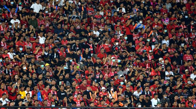 Penonton menyaksikan pembukaan kompetisi Liga 1 2022/2023 di Stadion Kapten I Wayan Dipta, Gianyar, Bali, Sabtu (23/7/2022). [ANTARA FOTO/Fikri Yusuf/wsj]
