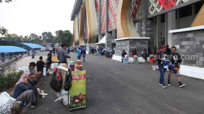 Pedagang asongan di Laga Perdana Kompetisi Liga 1 2022/2023 di Stadion Jatidiri, Semarang, Sabtu (24/7/2022). [Suara.com/Budi Arista Romadhoni]