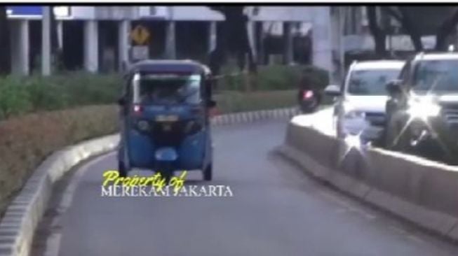 Bajaj dipaksa mundur usai melintas di jalur TransJakarta (Instagram)