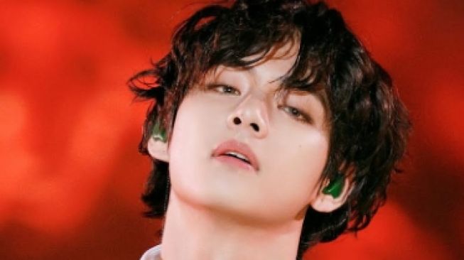 Nubia Magazine Menonatkan V BTS Sebagai Idol K-pop Paling Tampan Tahun 2022