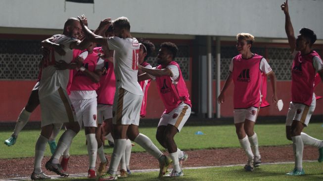 Pesepak bola PSM Makasar Pluim (kiri) berselebrasi dengan rekan setimnya usai menjebol gawang PSS Sleman saat pertandingan Liga 1 di Stadion Maguwoharjo, Depok, Sleman, D.I Yogyakarta, Sabtu (23/7/2022). [ANTARA FOTO/Andreas Fitri Atmoko/wsj]
