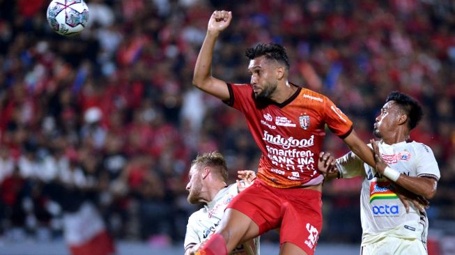 Pesepak bola Bali United Willian Pacheco (tengah) berebut bola di udara dengan dua pesepak bola Persija Jakarta Maman Abdurahman (kanan) dan Hanno Behrens (kiri) saat pertandingan Liga 1 di Stadion Kapten I Wayan Dipta, Gianyar, Bali, Sabtu (23/7/2022). [ANTARA FOTO/Fikri Yusuf/wsj]