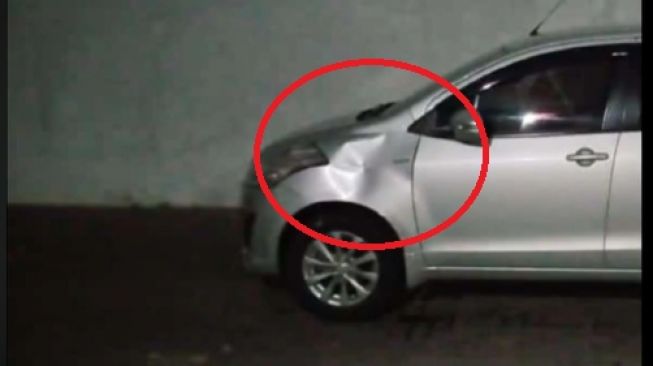 Emosi Lihat Suzuki Ertiga Parkir Sembarangan Depan Garasi, Pemilik Rumah Tak Segan Tinju Mobil Pelaku hingga Penyok