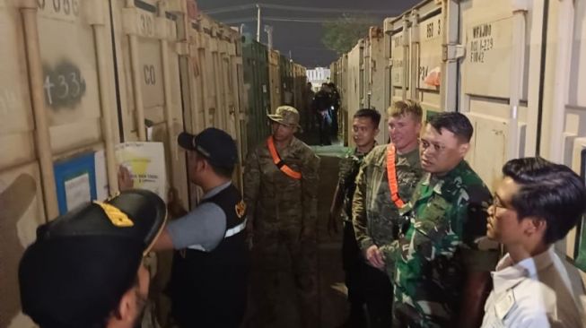 Penemuan 1 tricon container US Army berisi senjata yang tidak tercantum pada daftar izin impor sementara yang diajukan vendor PT JT Square di Pelabuhan Panjang oleh Bea dan Cukai. Bandarlampung. [ANTARA/HO]