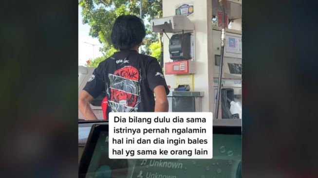 Pemobil ini mendapatkan bantuan tak terduga ketika kehabisan bensin (TikTok)