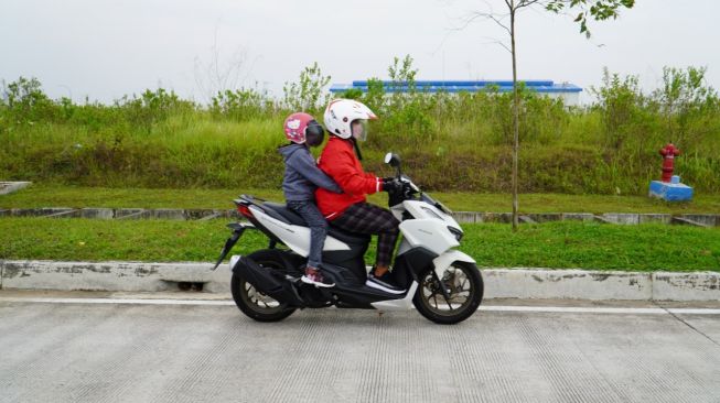 Tips Aman Membonceng Anak saat Naik Motor di Jalan