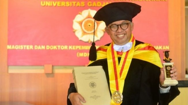 Sosok Tertua di Wisuda Pascasarjana UGM Curi Perhatian, Emak-emak Bagikan Trik Setrika Seragam agar Lebih Rapi