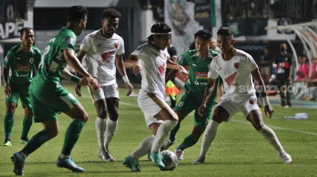 Gelandang PSM Makassar, Rasyid Bakrie membawa bola dibayangi sejumlah pemain PSS Sleman dalam laga pekan pertama Liga 1 2022/2023 di Stadion Maguwoharjo, Sabtu (23/7/2022). [Suara.com/Ronald Seger Prabowo]