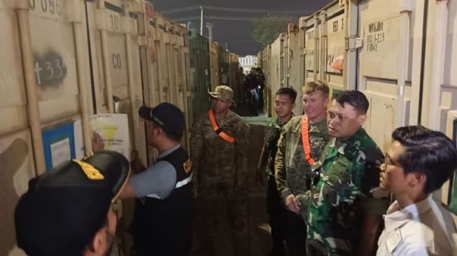 Penemuan 1 tricon container US Army berisi senjata yang tidak tercantum pada daftar izin impor sementara yang diajukan vendor PT JT Square di Pelabuhan Panjang oleh Bea dan Cukai. Bandarlampung. ANTARA/HO