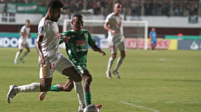 Pesepak bola PSM Makasar Y. Sayuti (kiri) berebut bola dengan pemain PSS Sleman Ferre (kedua kiri) saat pertandingan Liga 1 di Stadion Maguwoharjo, Depok, Sleman, D.I Yogyakarta, Sabtu (23/7/2022). [ANTARA FOTO/Andreas Fitri Atmoko/wsj]