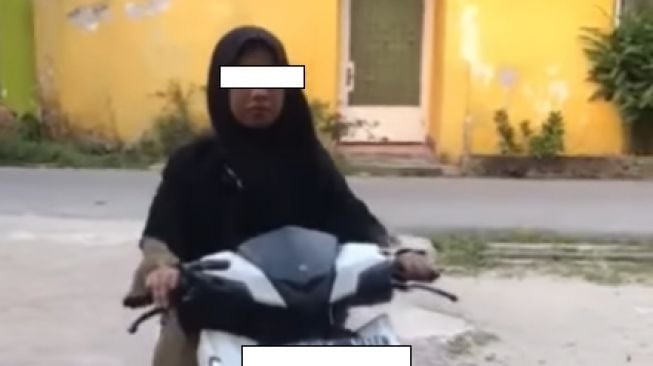 Gegara Tarik Tuas Gas Tak Diukur, Wanita Ini Berujung Ngenes saat Hendak Berkendara Motor