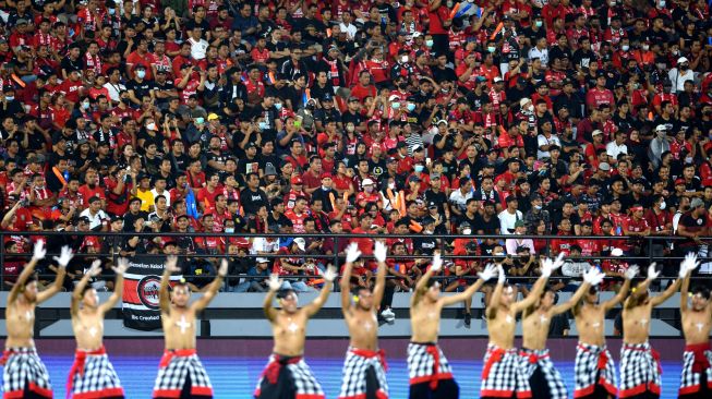 Penonton menyaksikan pembukaan kompetisi Liga 1 2022/2023 di Stadion Kapten I Wayan Dipta, Gianyar, Bali, Sabtu (23/7/2022). [ANTARA FOTO/Fikri Yusuf/wsj]
