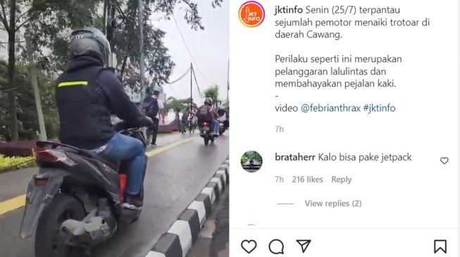Pemotor memanfaatkan trotoar sebagai akses jalan (Instagram)