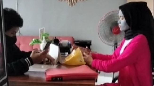 Lagi Maskeran di Kantor Tiba-Tiba Pelanggan Datang, Perempuan Ini Kerja Sambil Panik