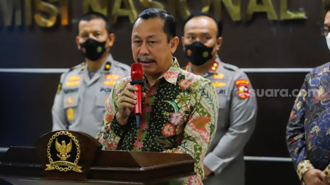 Ketua Komnas HAM Ahmad Taufan Damanik memberikan keterangan pers terkait perkembangan kasus tewasnya Brigadir J di Kantor Komnas HAM, Jakarta Pusat, Senin (25/7/2022). [Suara.com/Alfian Winanto]